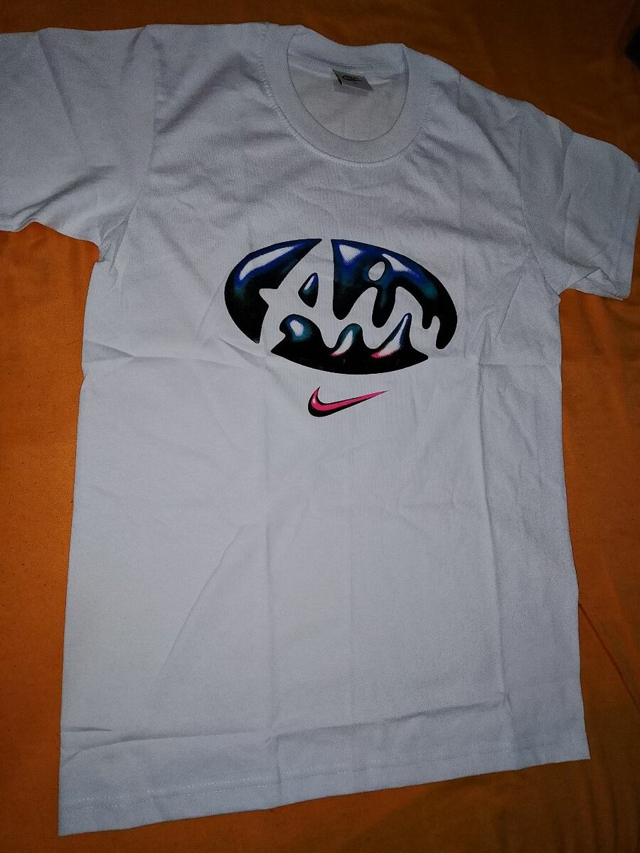T-shirt blanc avec logo tendance