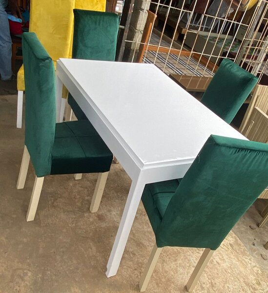 Table à manger de 4 chaises