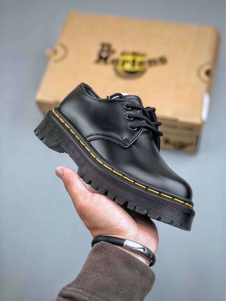 Chaussures en cuir noir Dr. Martens