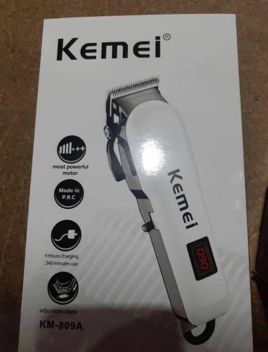 RECHARGEABLE BARBING MACHINE.