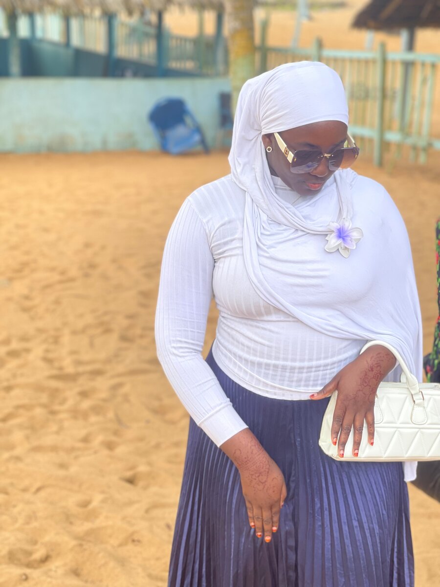 Pull blanc élégant à manches longues