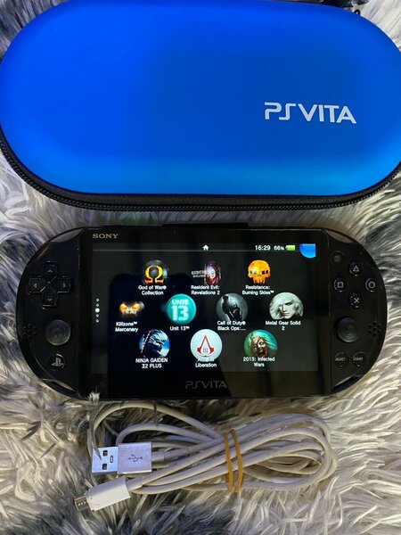 LA PSVITA SLIM DÉJÀ CRAQUER   ET 30JEUX UNE SACOCHE