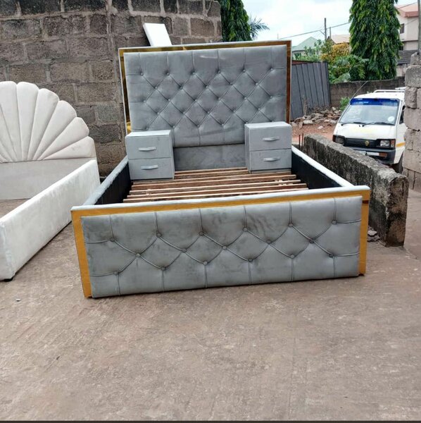 Double bed with two side drawers