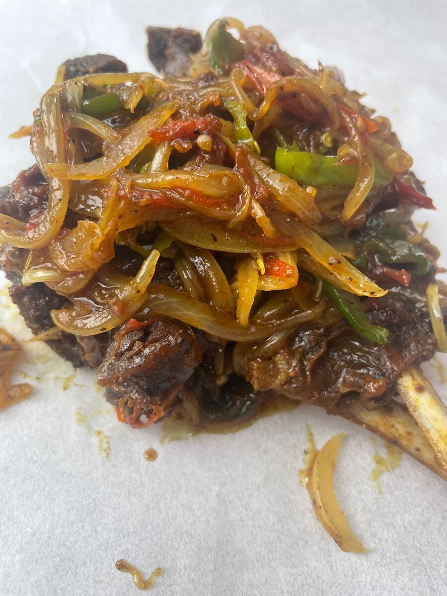 Braisé et sauté de cabri épicé