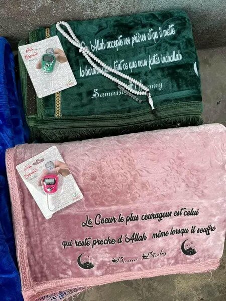 Couvertures en velours avec inscription islamique