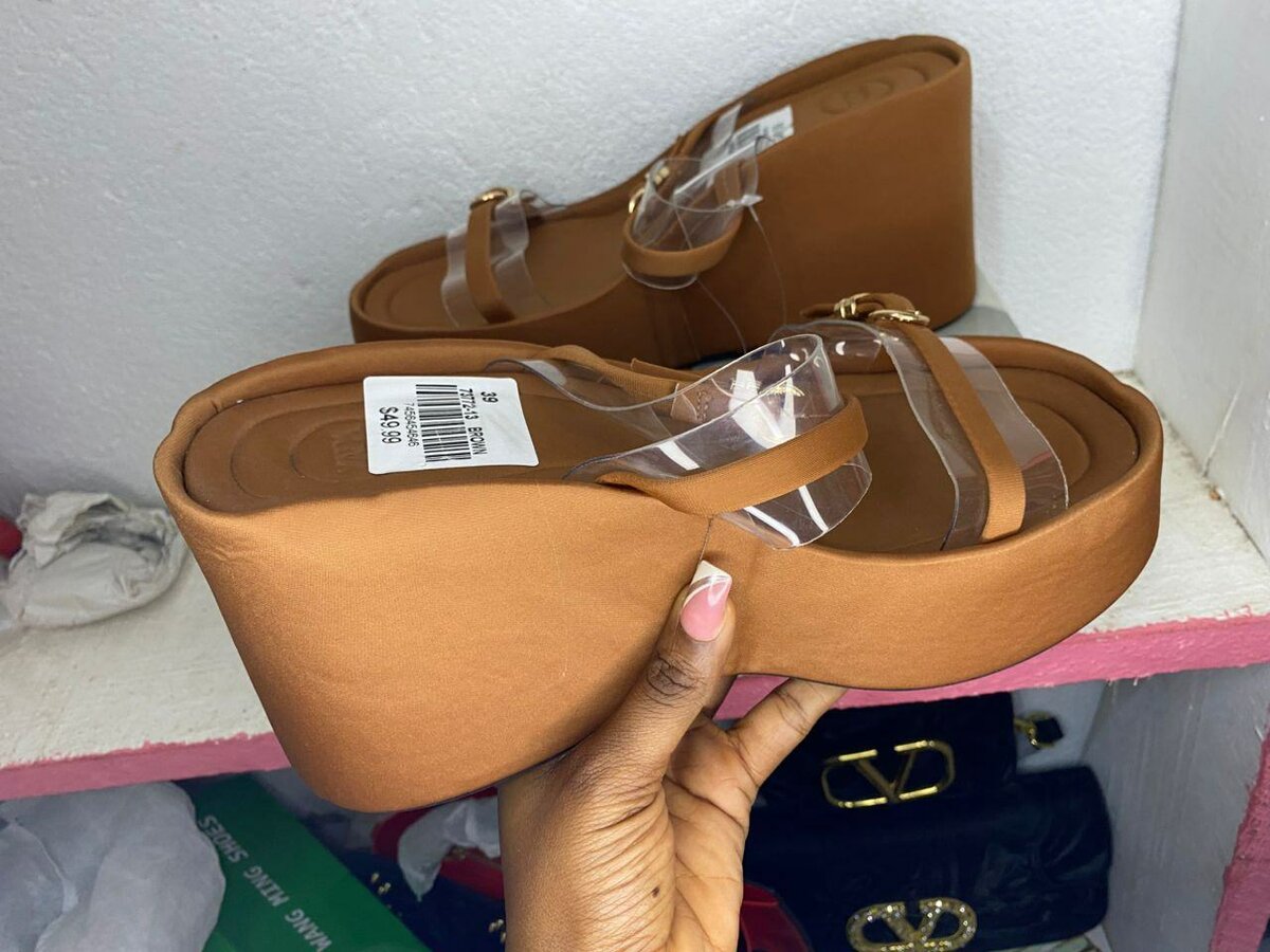 Sandales à plateforme transparentes