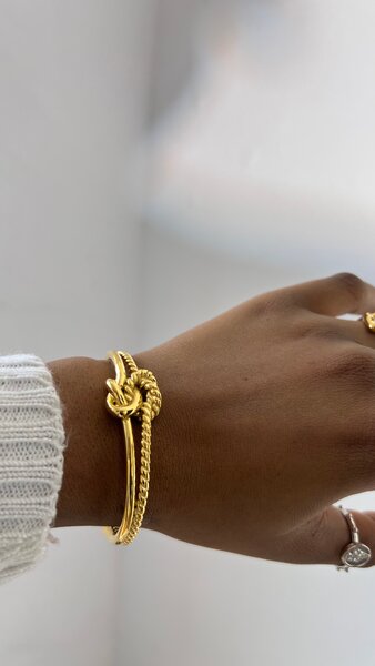 Bracelet en or avec nœud stylé