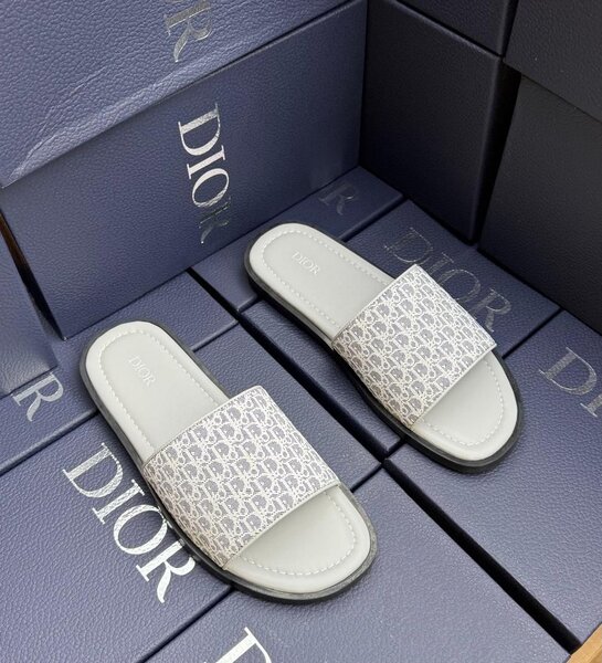 Tongs Dior élégantes