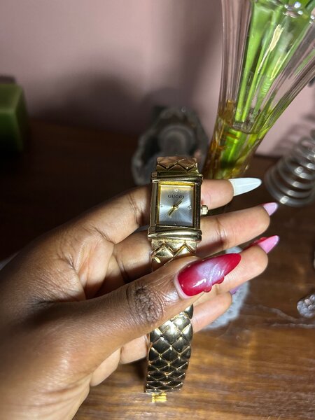 Montre en or élégante femme