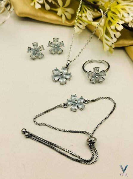 Zircon pendant set