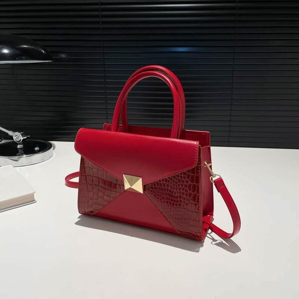 Medium sizes corporate bag with long strap