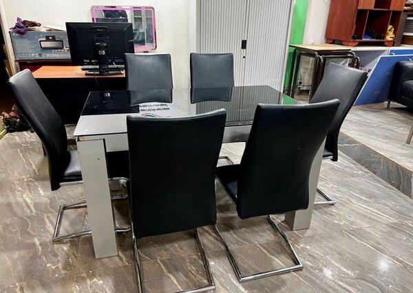 Table à manger moderne 6 chaises