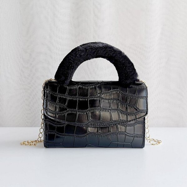 Sac  noir manches fourrure