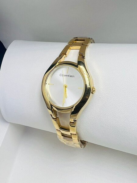 Montre dorée élégante Calvin Klein