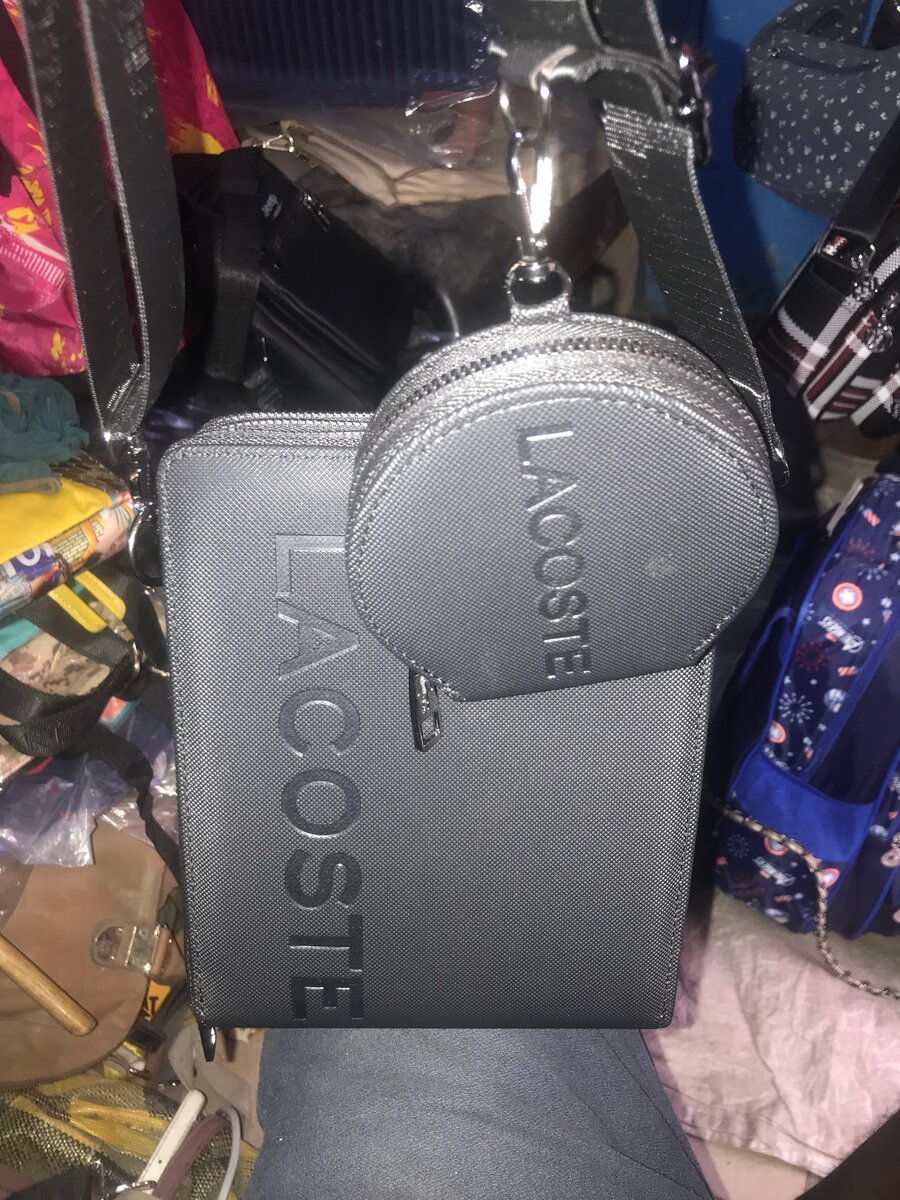 Sacoche Lacoste élégante