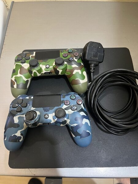 PS4 2 CONTROLLERS