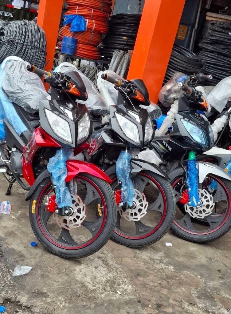 Motos sportives prêtes à rouler