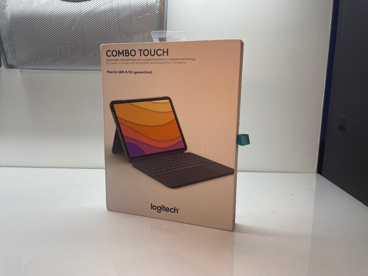 Клавиатура Logitech Combo Touch iPad Air 4th-5th & M2