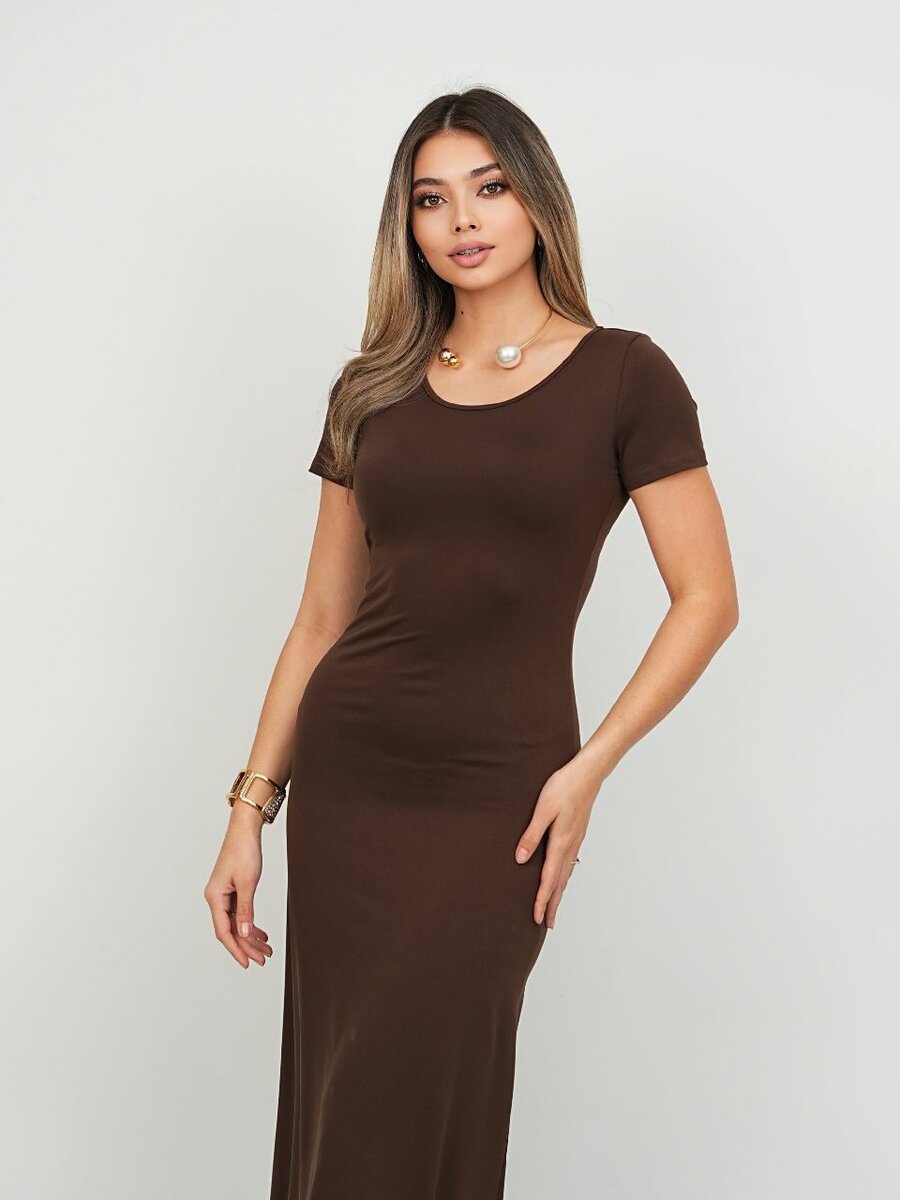 Ослепительное платье создает утонченный и женственный образ