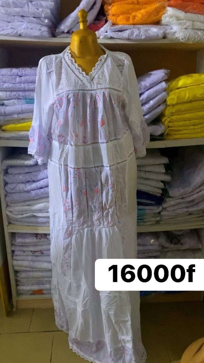 Robe élégante en coton brodé
