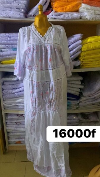 Robe élégante en coton brodé