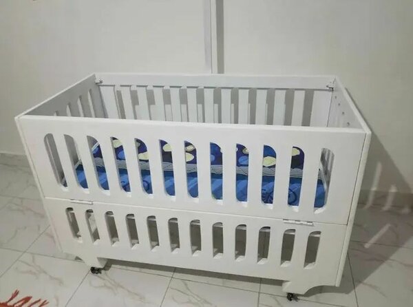 Lit bébé en bois blanc