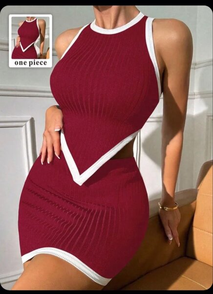 Robe moulante rouge sans manches