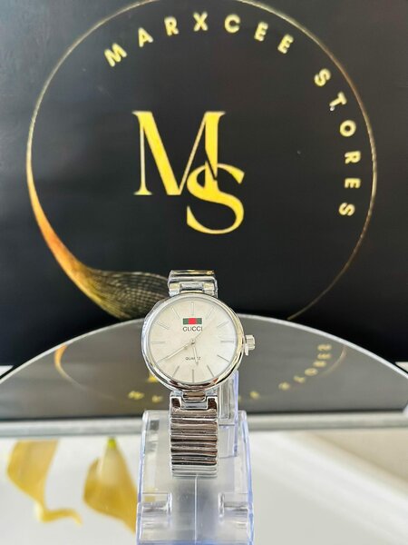 Women's wristwatch with metal bracelet