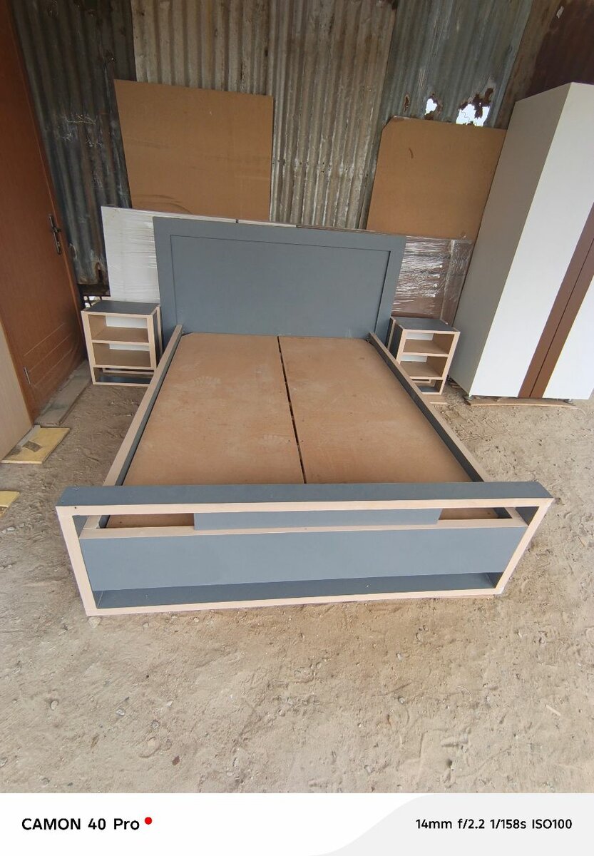 Lit moderne avec tables de chevet