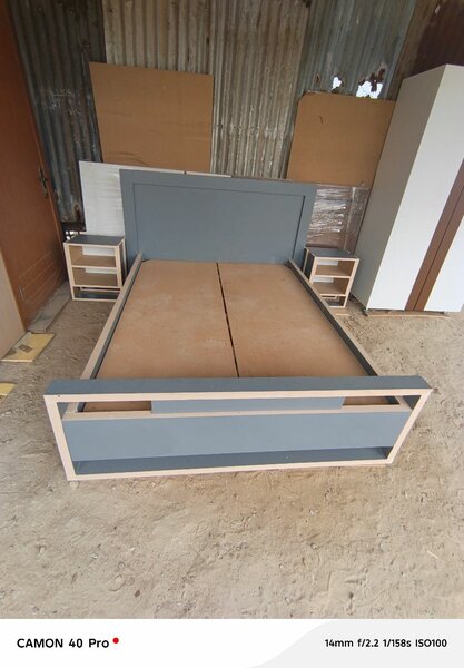 Lit moderne avec tables de chevet