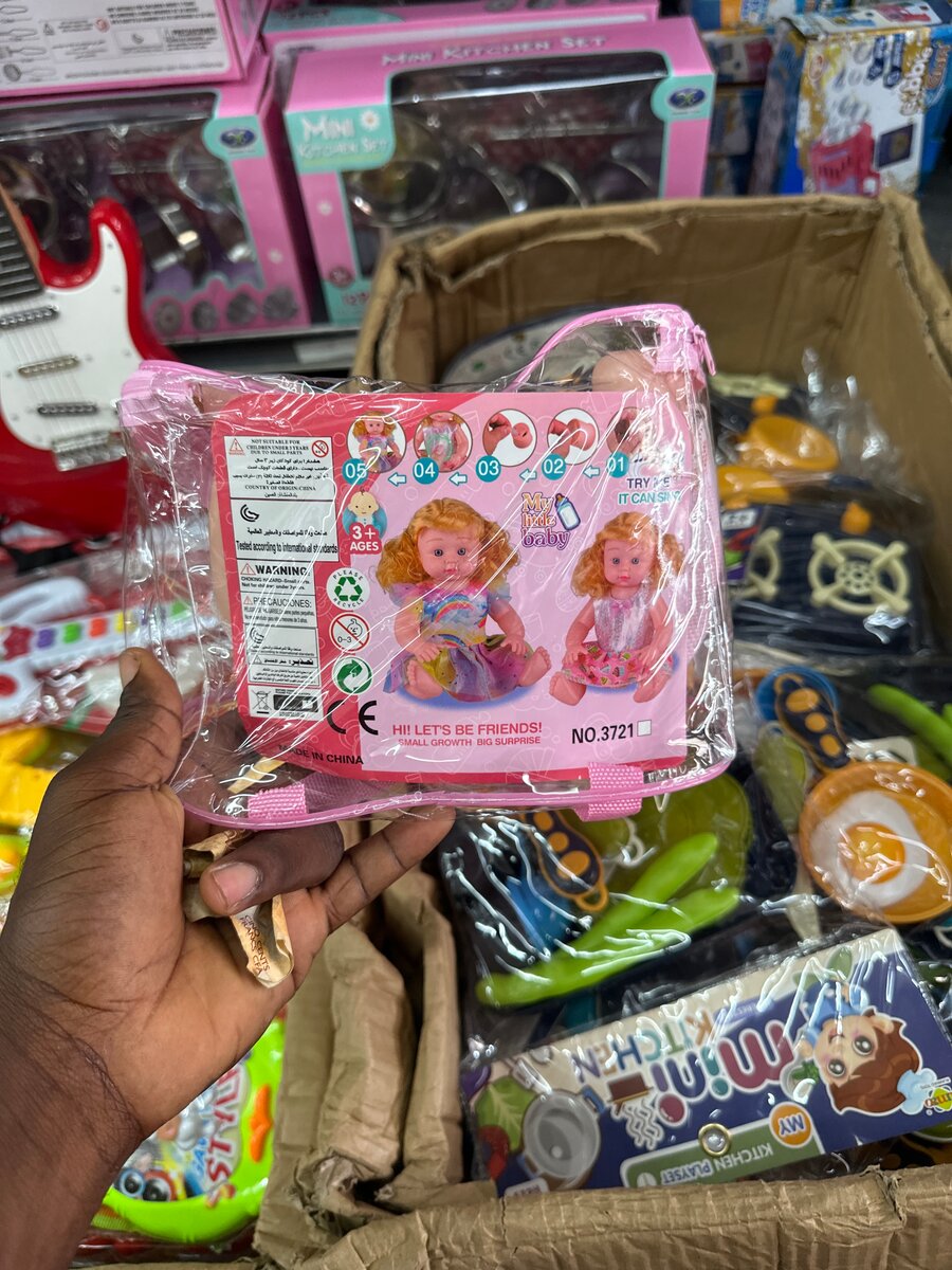 Poupée en sac à dos rose