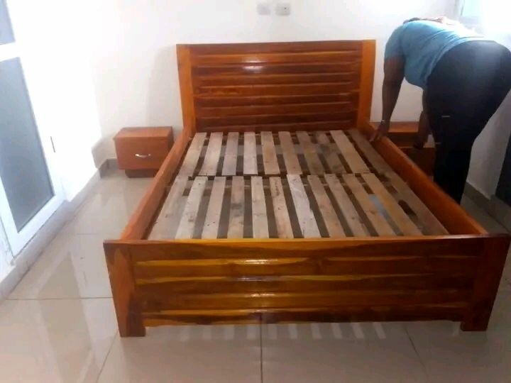 Lit double en bois massif