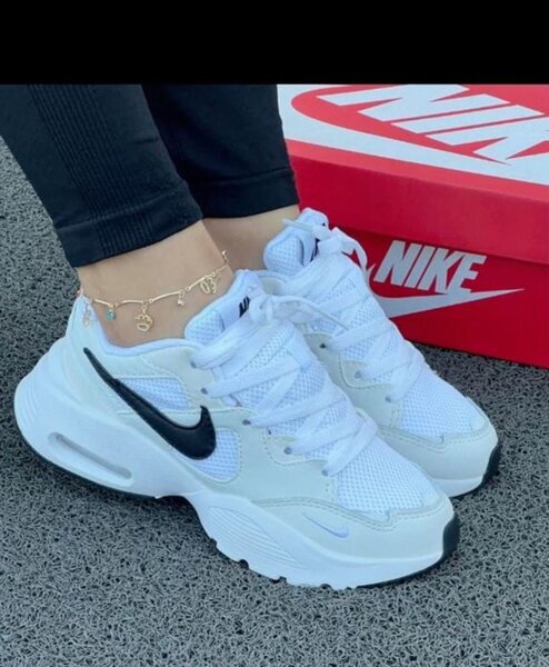 Baskets Nike blanches homme