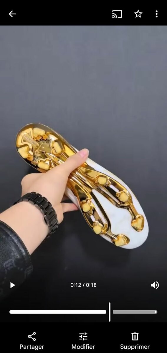 Chaussures de Football Blanches et Dorées