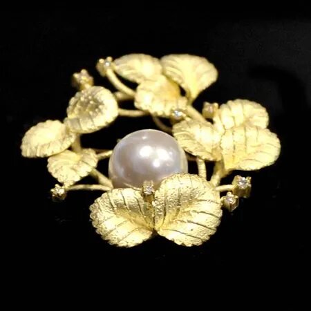 Broche dorée