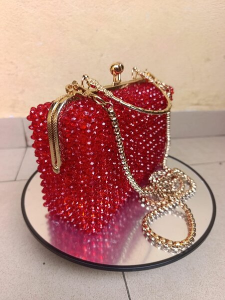 Sac élégant en perles rouges