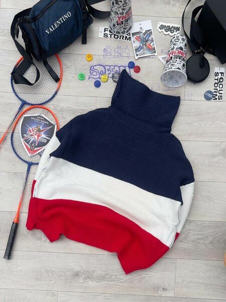 Pull col montant tricolore élégant