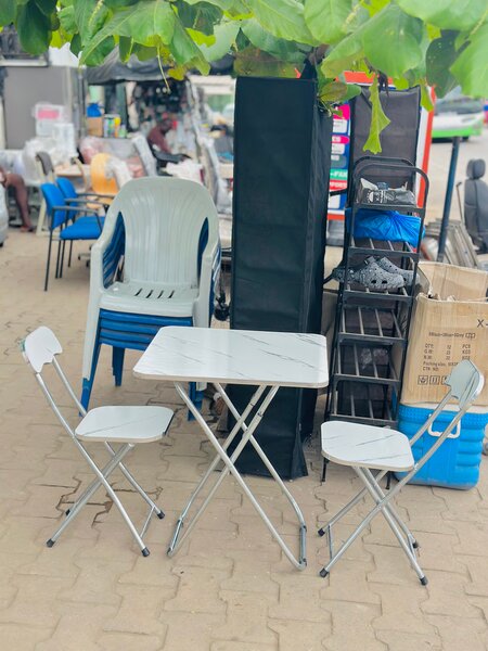 Table pliante avec chaises