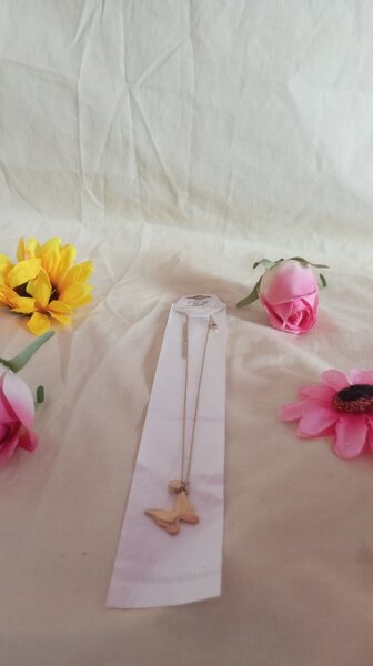 Collier papillon doré élégant