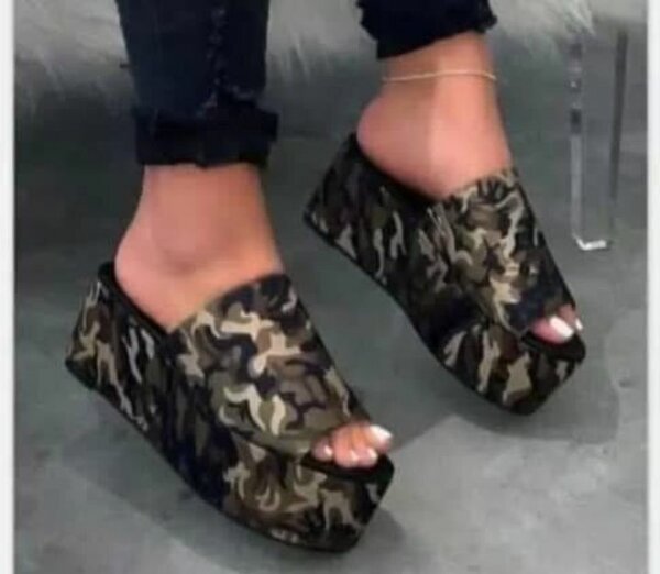 Mules compensées léopard chic