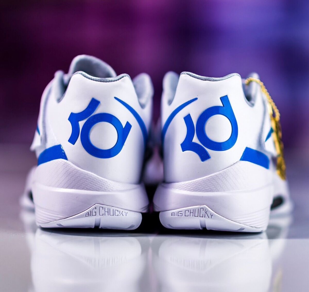 Baskets blanches et bleues sport