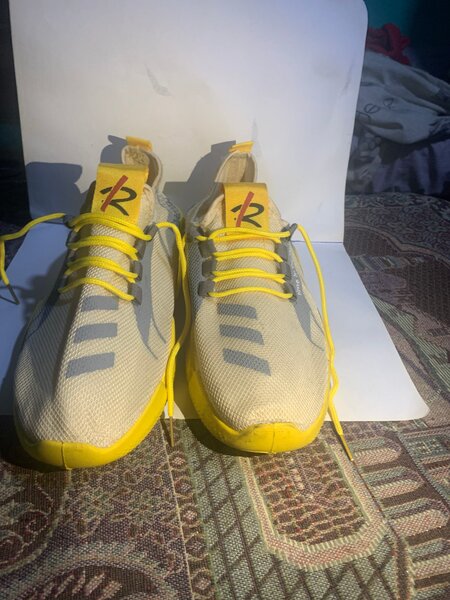 Chaussures jaunes de sport