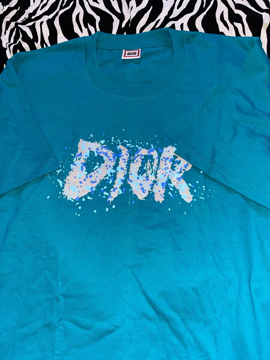 T-shirt bleu imprimé moderne