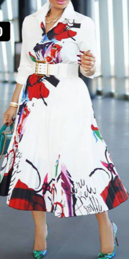 Robe blanche à fleurs rouges avec col et jupe plissée