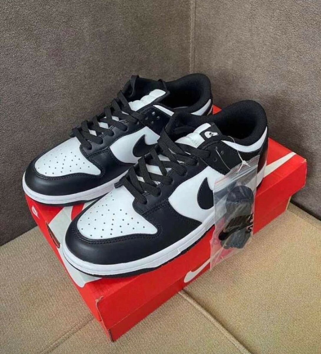 NIKE SB BLACK AND WHITE