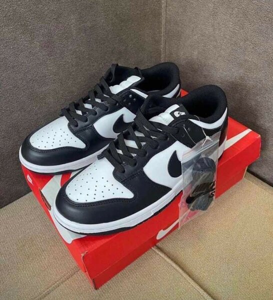 NIKE SB BLACK AND WHITE