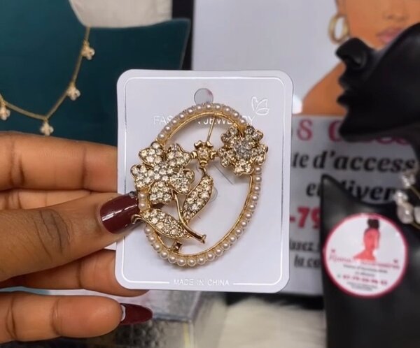 Broche Fleur Strass Éclatant