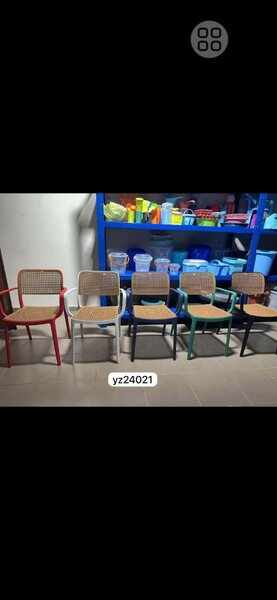 Chaises en métal et rotin