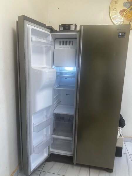 Réfrigérateur double porte moderne