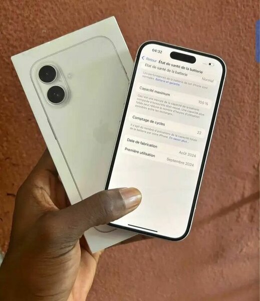 Smartphone moderne avec boîte d'origine